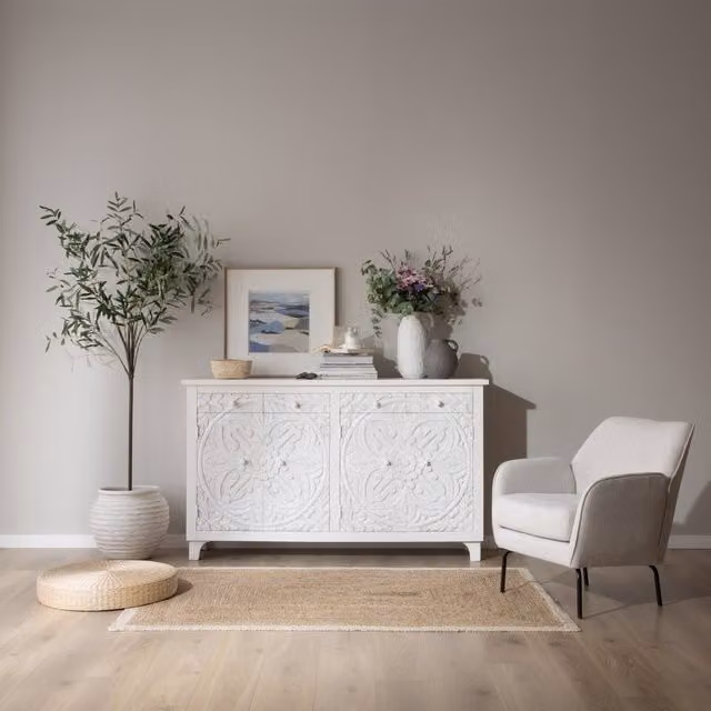 Credenza Banak in legno di mango intagliato con decorazioni floreali, colore bianco laccato