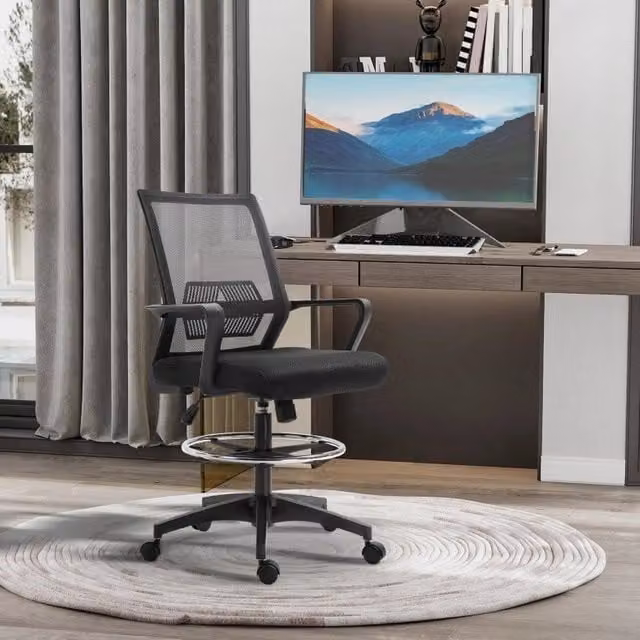 Sedia da ufficio ergonomica nera con poggiapiedi regolabile e schienale in rete