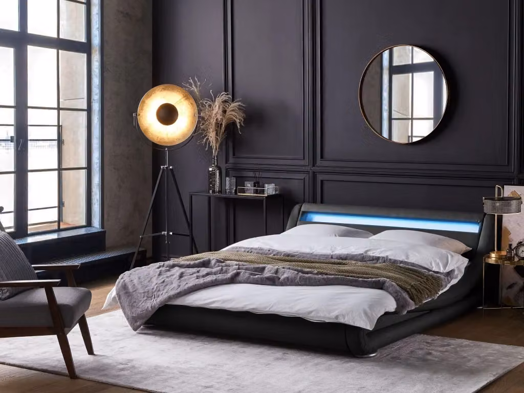 Letto matrimoniale Beliani in ecopelle nera con testiera illuminata a LED e base ad acqua L/P/H: 221 x 140 x 70 cm – 2