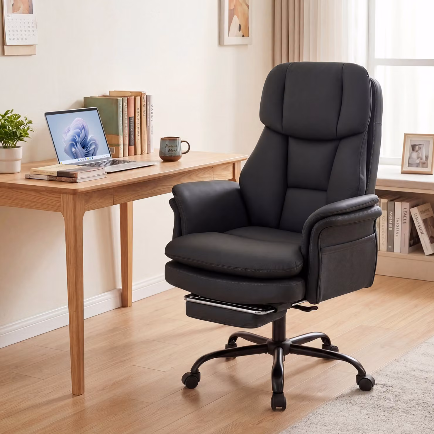 Sedia da ufficio ergonomica Costway con braccioli regolabili, poggiapiedi e rotelle, rivestimento in ecopelle nera