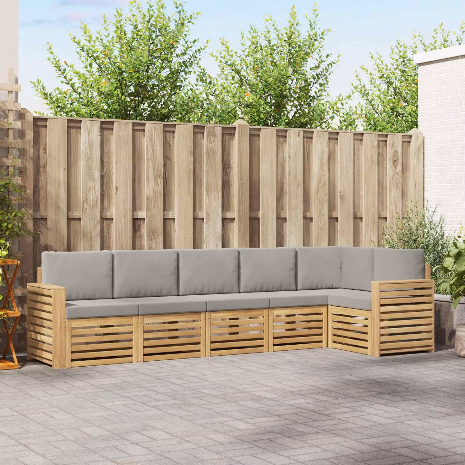 vidaXL Set di divani da esterno a forma di L composto da 6 pezzi in legno di acacia con cuscini, Bianco e Grigio