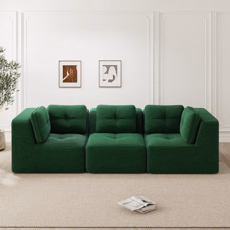 Divano modulare angolare verde in corda, senza struttura a vista. Divano a tre posti senza elementi aggiuntivi, con una profondità di seduta di 74 cm, dimensioni 297x104x69 cm.