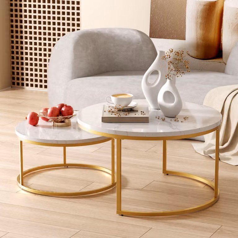 MODFU, set di 2 tavolini rotondi, tavolino da caffè e tavolino di servizio, struttura in metallo dorato, piano in bianco, tavolino impilabile per balcone