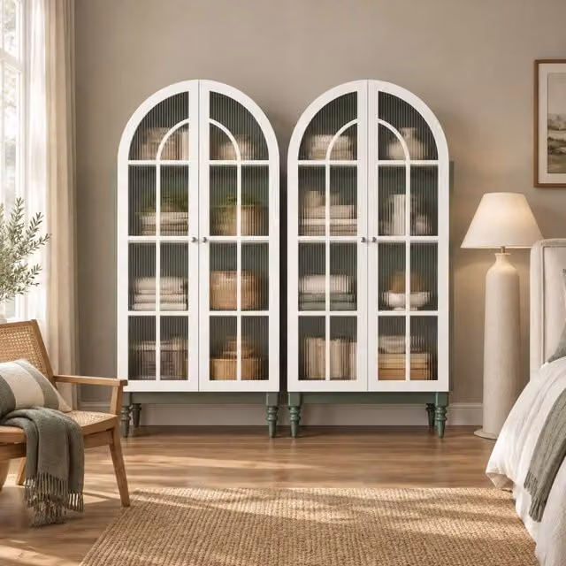 Vetrina ad arco 165 cm con doppi sportelli in vetro rigato, 3 ripiani, MDF e metallo, colori verde scuro e bianco