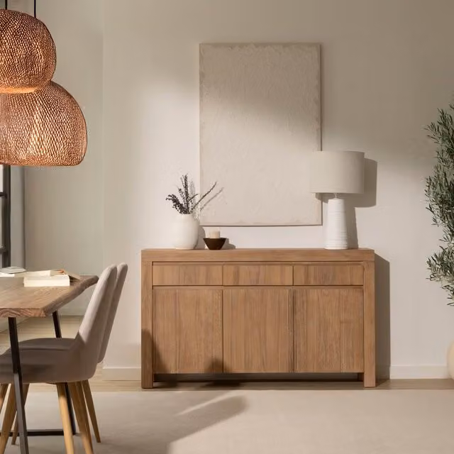 Credenza stretta Banak in legno di acacia color beige e marrone con finitura opaca