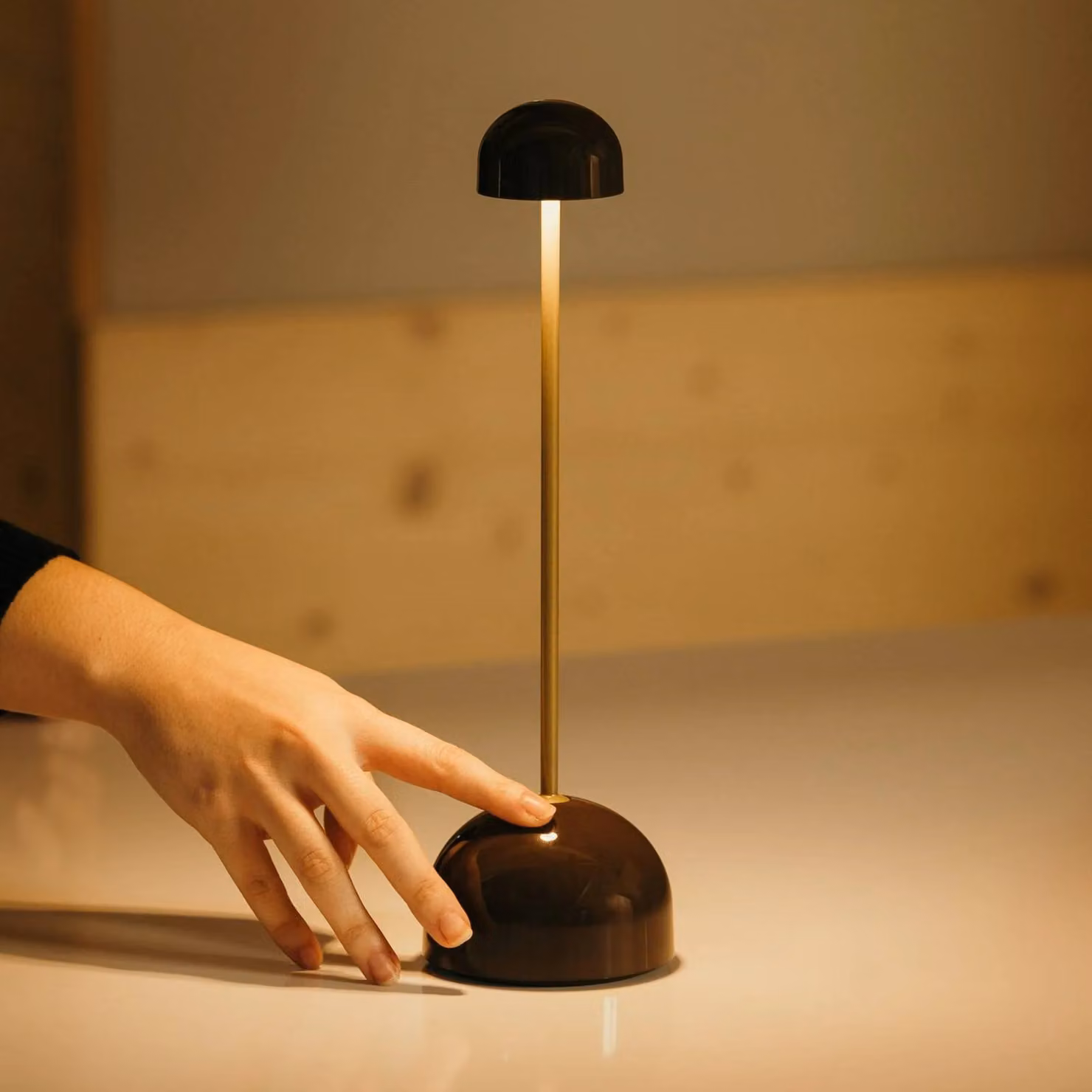 MARSET lampada LED da tavolo ricaricabile Sips, marrone/oro, 31 cm, acciaio dimmerabile, Ottone / Oro, Metallo, Design