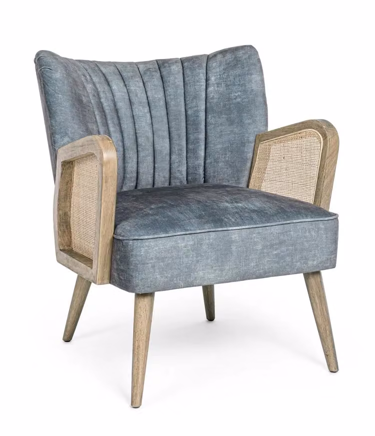 Poltrona VIRNA in tessuto effetto velluto azzurro, gambe e braccioli in legno naturale