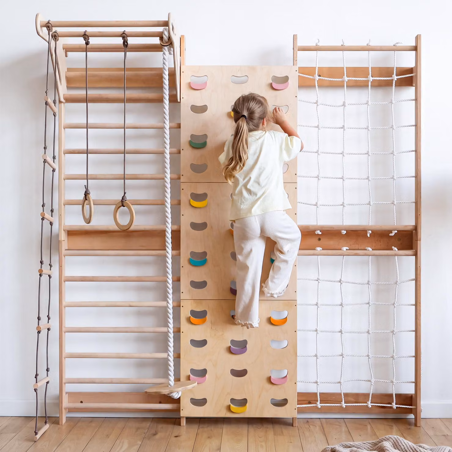 Struttura da arrampicata Goodevas da montare a parete: area giochi in legno Montessori con parete a scaletta, parete da arrampicata, rete da arrampicata, altalena e parallele