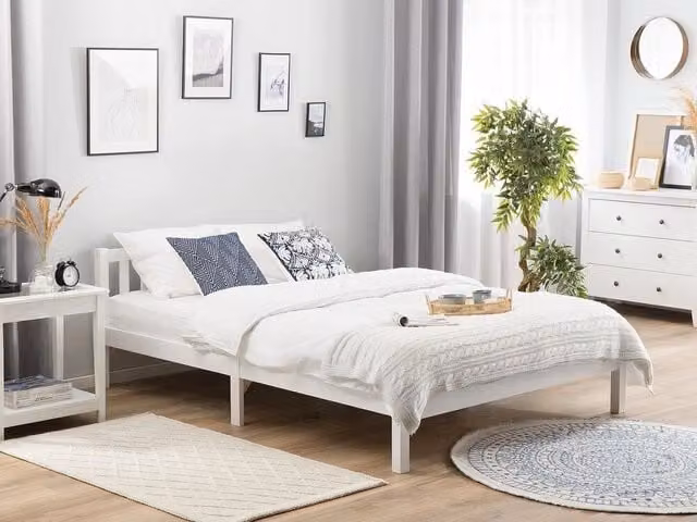 Letto Beliani in legno di pino bianco laccato con rete a doghe e testiera alta L/P/H: 208 x 160 x 167 cm – 1