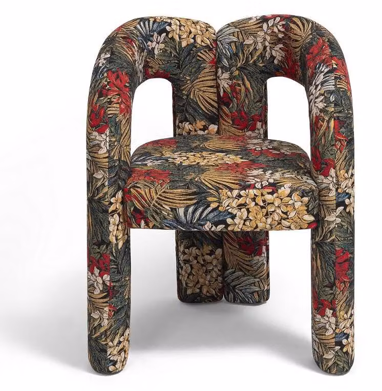 Sedia dal design tropicale, con motivo decorativo, realizzata in tessuto colorato, dallo stile scultoreo, monolitico e robusto