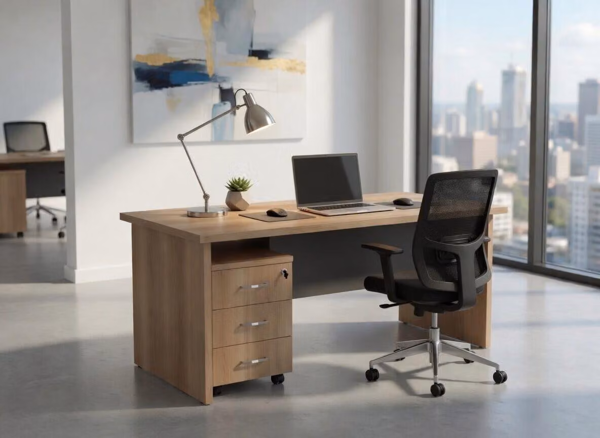 Scrivania in legno con cassettiera a tre cassetti, design da ufficio