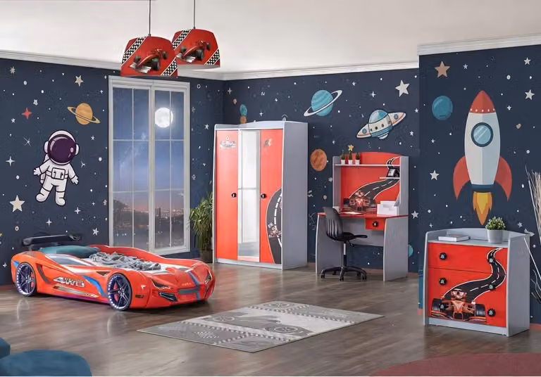 Set per la cameretta dei bambini, composto da un letto a forma di auto da corsa e una scrivania