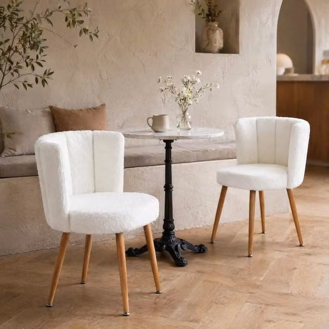 Sedia MIVRAY con rivestimento in tessuto bouclé bianco e gambe in metallo effetto legno