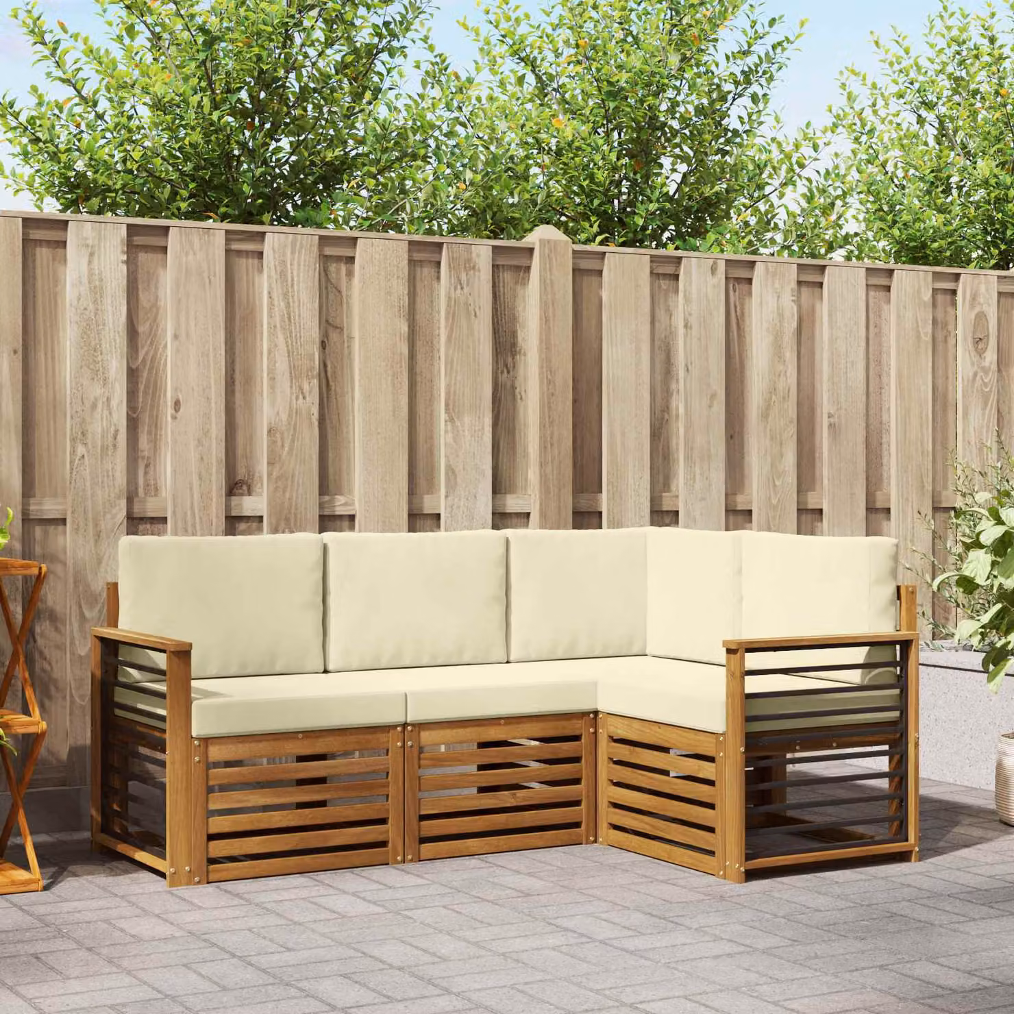 Set di divani da esterno vidaXL a forma di L con cuscini, struttura in legno di acacia e tessuto beige e bianco