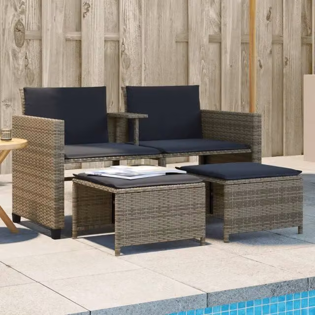 Set da giardino moderno vidaXL composto da divano 2 posti, tavolino da caffè e pouf in rattan grigio con cuscini imbottiti e struttura in acciaio verniciato a polvere