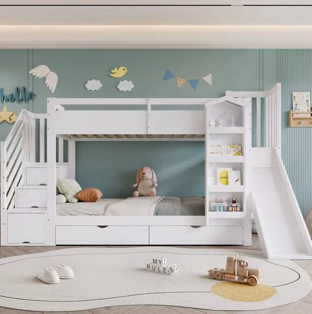 Letto a castello per bambini con scivolo, due cassetti su ruote e libreria, in pino e MDF bianco 90x200 cm