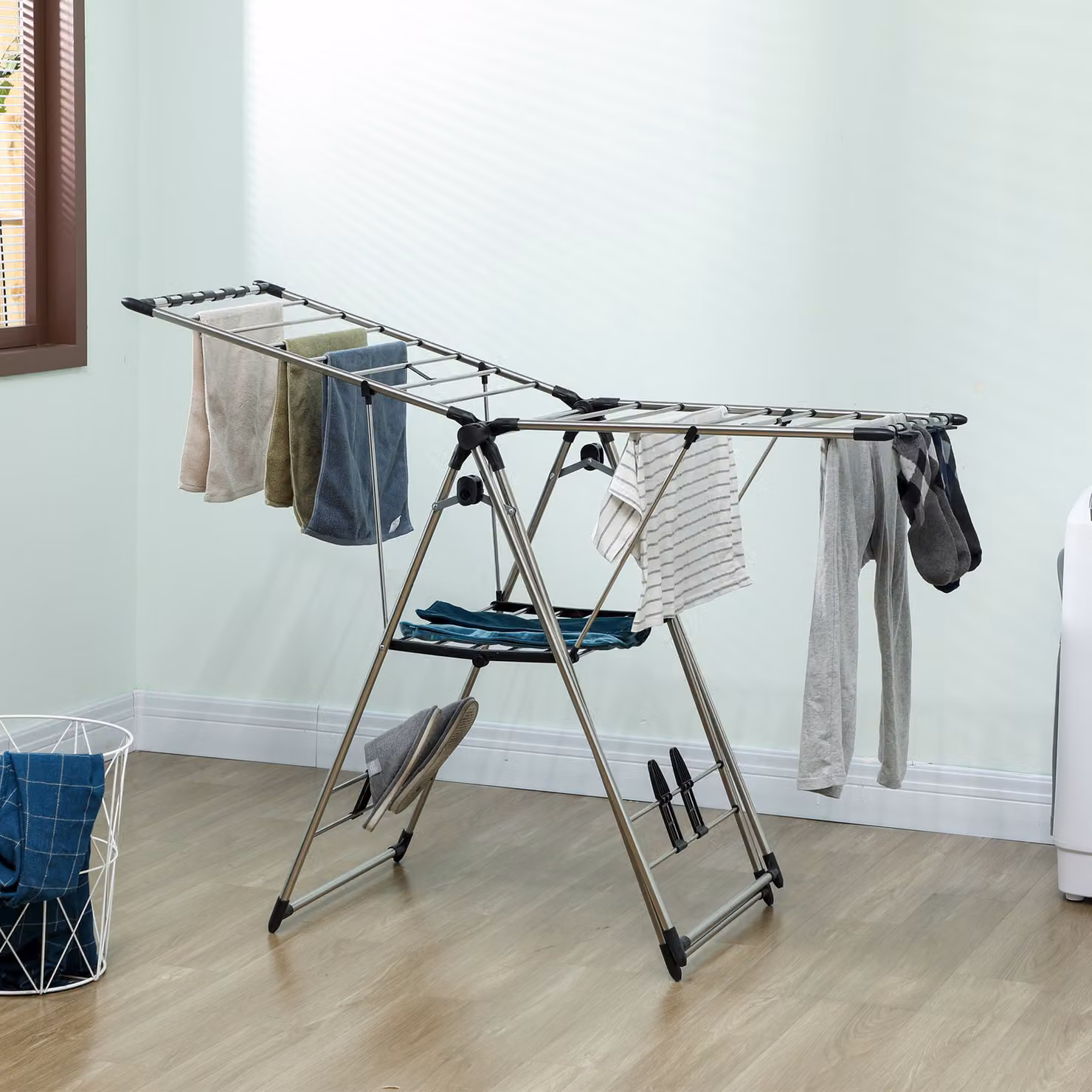 Stendibiancheria pieghevole da terra HOMCOM con ali regolabili e portascarpe in acciaio inox, Argento, L: 156,5 cm, P: 68 cm, H: 192 cm – 2