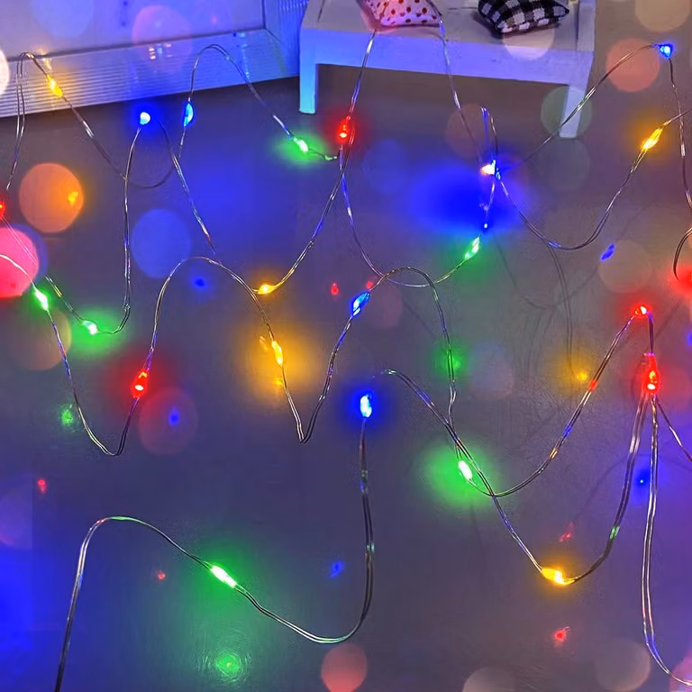 Catena luminosa da 5 metri, con 50 LED colorati, alimentata a batteria, ideale per il periodo natalizio