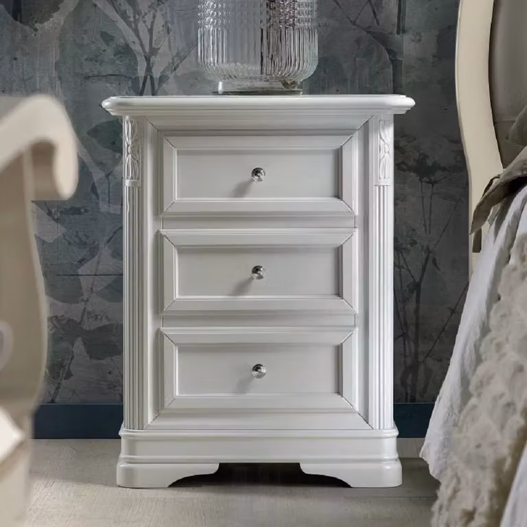 Comodino con 3 cassetti intagliato in legno bianco Mobili 2G L: 55 cm, P: 37 cm, H: 70 cm