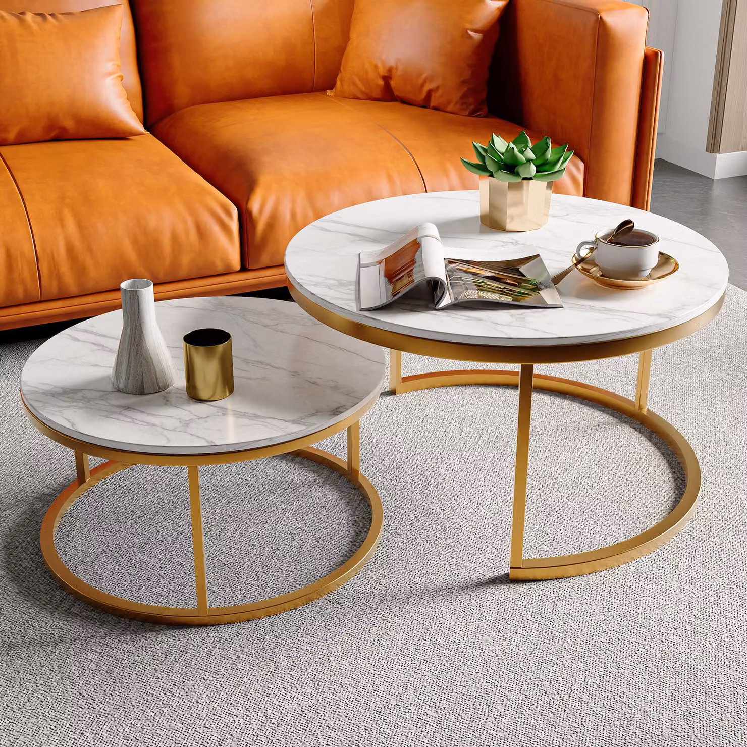 Set di 2 tavolini rotondi sovrapponibili – Struttura in metallo color oro, piano del tavolo effetto legno, design moderno ed elegante per il soggiorno