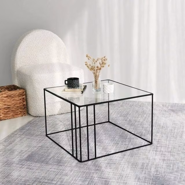 Tavolino da salotto Giacinta DMORA, forma quadrata con piano in vetro trasparente e struttura in metallo nero, L/P/H: 55 x 55 x 36 cm