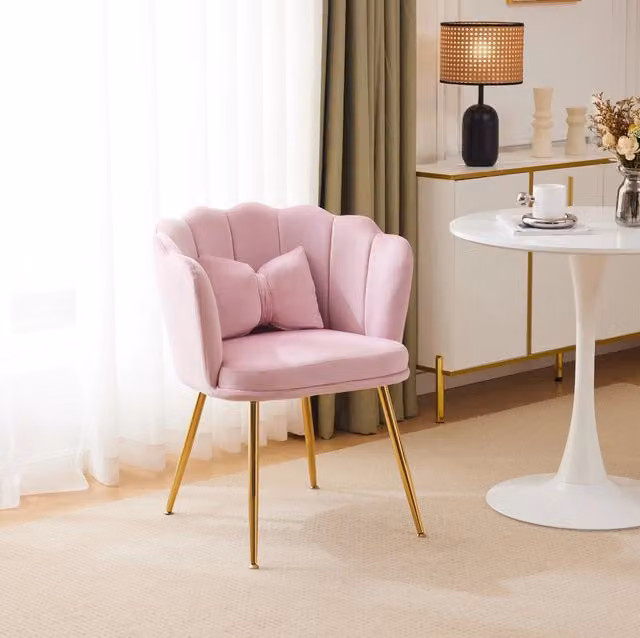 Poltrona da soggiorno MODFU in velluto rosa con schienale a petalo e gambe in metallo L: 62 cm, P: 54 cm, H: 43 cm