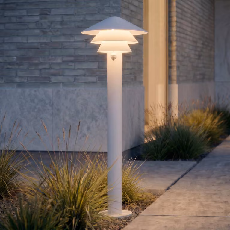 Lampione a LED Lucande Montaro, 110 cm, bianco, con sensore Montaro, Bianco / Opale, Alluminio, Moderno