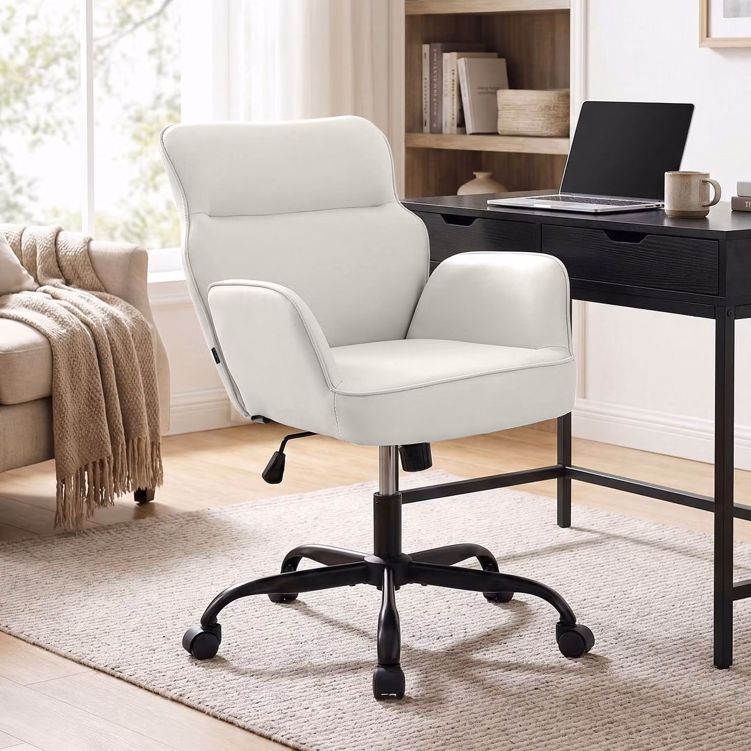Sedia da ufficio CLP Amado, rivestita in Pelle finta, regolabile in altezza, girevole a 360°, con schienale fino a 135 kg | Colore: bianco