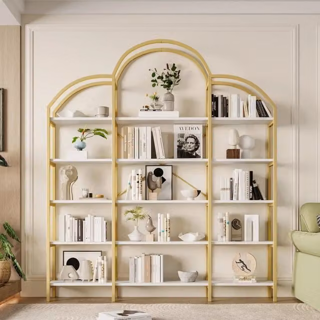 Libreria moderna REDOM con 5 ripiani in MDF e metallo, colore bianco e oro, L: 170 cm, P: 26 cm, H: 190 cm