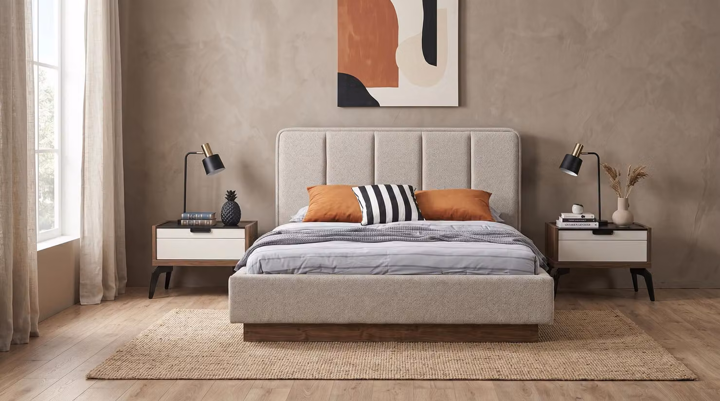 Set per camera da letto moderno: letto imbottito beige, due comodini. Design elegante e confortevole