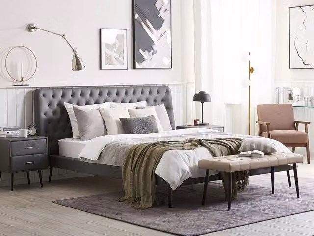 Letto Beliani moderno con rivestimento in ecopelle grigia e testiera trapuntata L/P/H: 180 x 200 x 108 cm