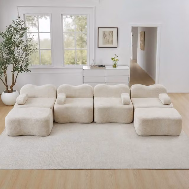Divano modulare a U OKWISH da 4 posti in velluto beige con 2 pouf coordinati e design ondulato L: 384 cm, P: 167 cm, H: 70 cm