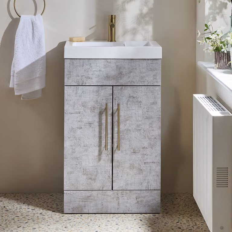 Mobile Bagno a Terra Grigio Cemento da 500mm con Lavabo e Maniglie con Barra a T in Oro Satinato - Cluo