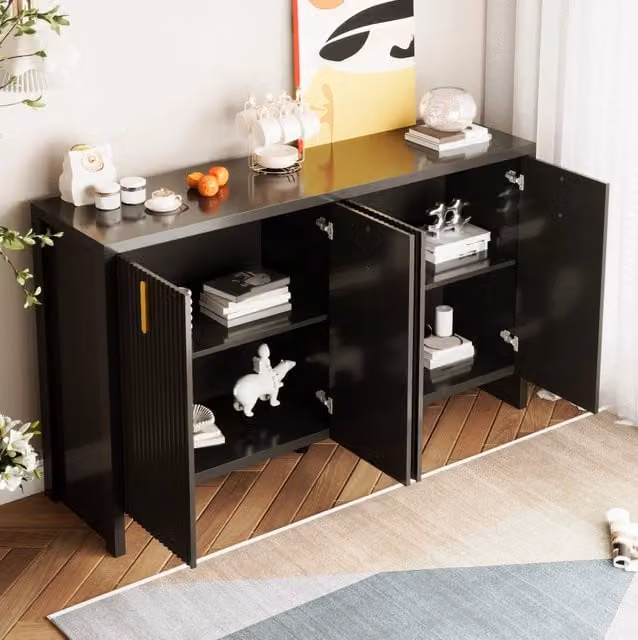 Credenza nera in pannello truciolare con 4 ante; ripiani regolabili e maniglie dorate