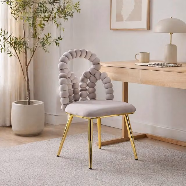 Sedia Imbottita REDOM in Velluto Grigio Chiaro con Dettagli Oro L 68 cm x P 57 cm x H 54,5 cm