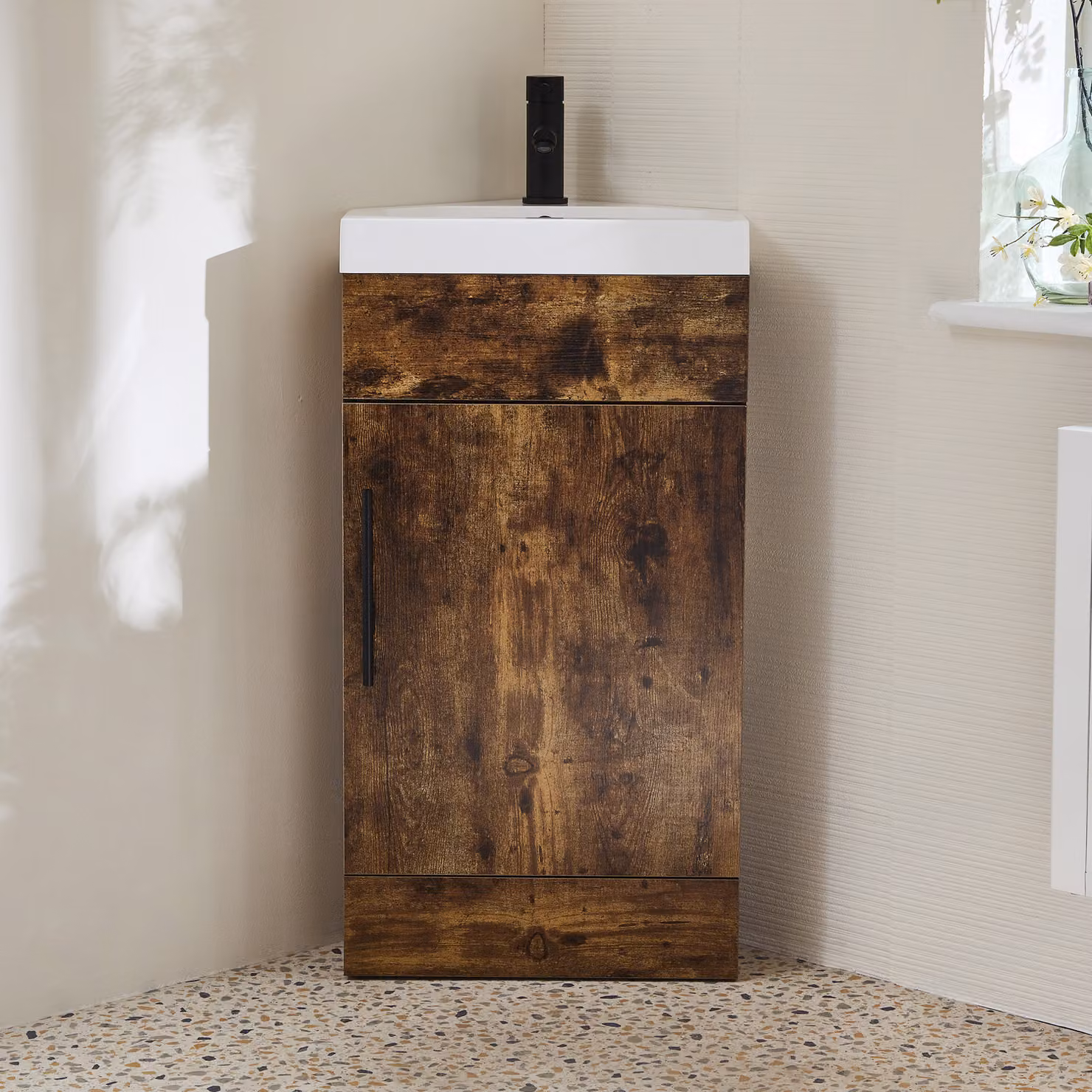 Mobile Bagno a Terra Angolare Rovere Scuro da 450mm con Lavabo e Maniglia con Barra a T Nera - Cluo