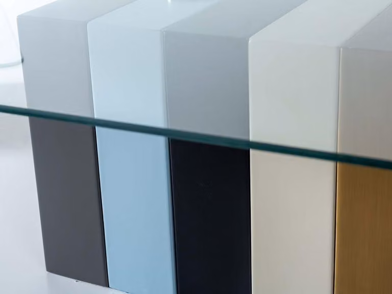 Set moderno composto da due tavoli, caratterizzato da elementi colorati e finiture in vetro