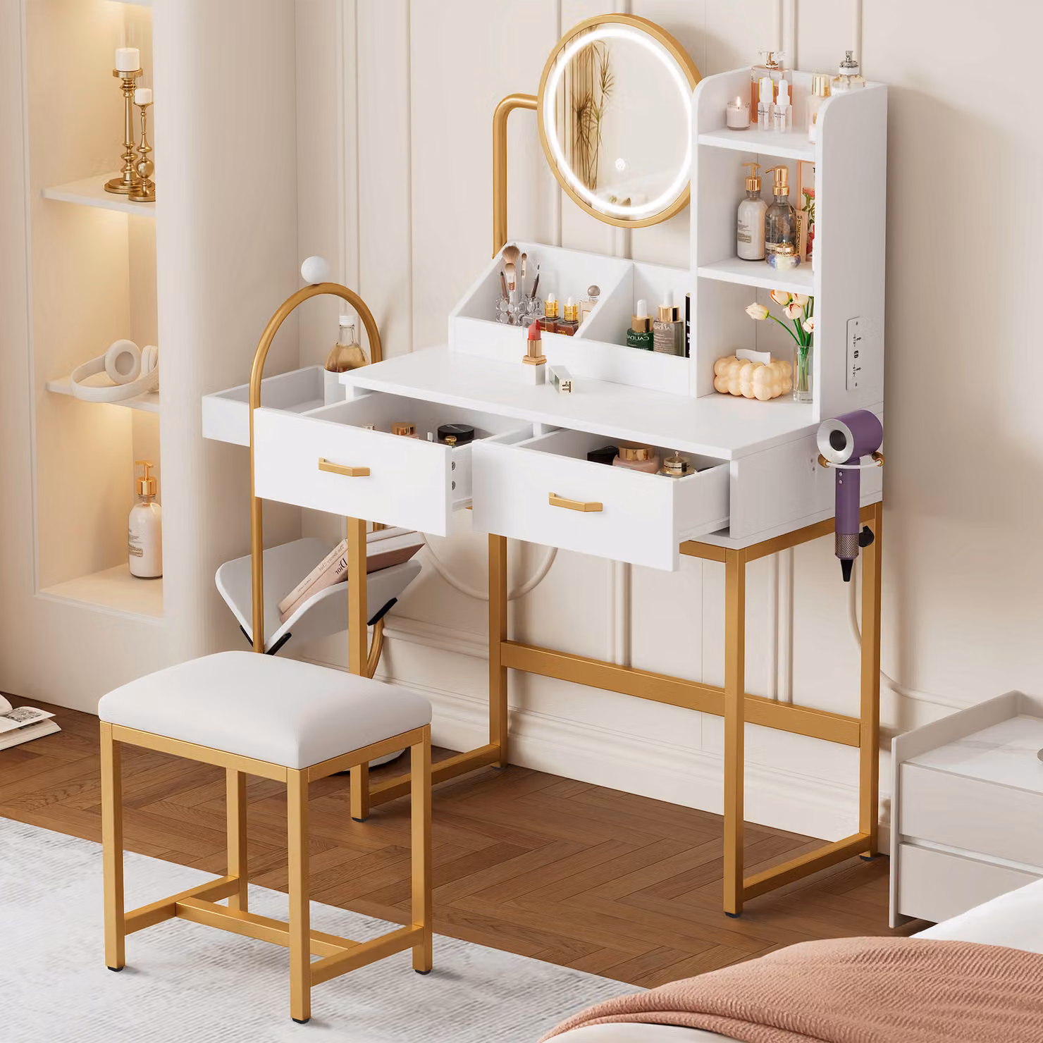 Comò da trucco con illuminazione a LED, tavolino da trucco con specchio girevole e prese di corrente, completo di sgabello e gambe in metallo dorato, colore bianco