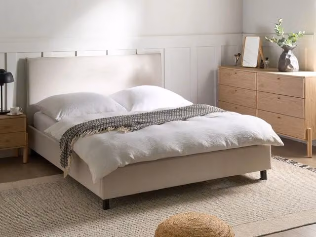 Letto Beliani in stile scandinavo con rivestimento in tessuto beige e gambe in legno di pioppo oliato, L/P: 160 x 200 cm – 1
