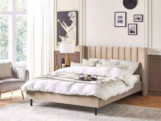 Letto matrimoniale Beliani in velluto beige con doghe in legno stile moderno L/P: 160 x 200 cm