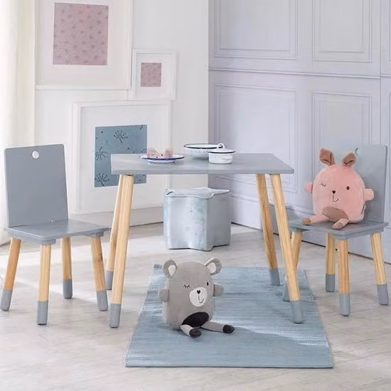 Set di mobili per bambini, composto da 2 sedie e 1 tavolo, verniciato in grigio.