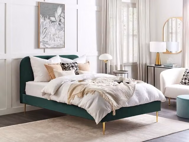 Letto Beliani in velluto verde con gambe dorate e rete a doghe in legno, design minimalista, L/P/H: 215 x 140 x 153 cm – 1