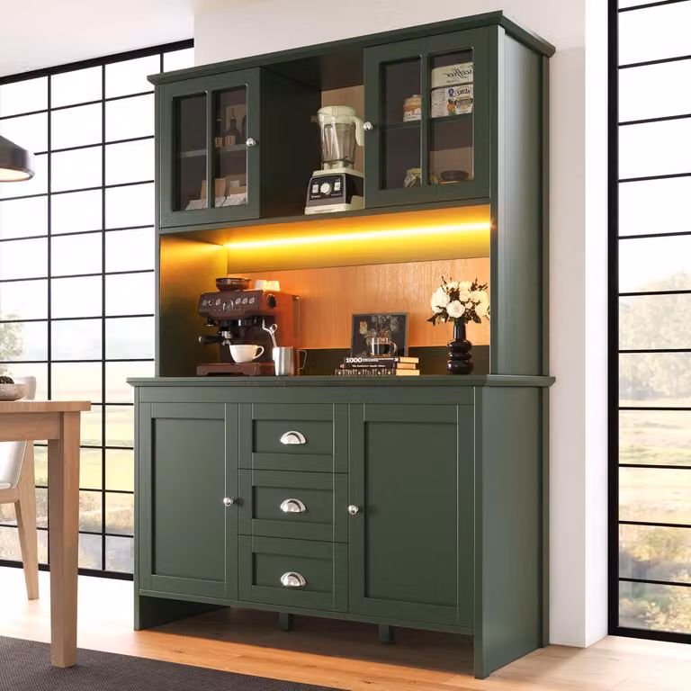 Mobiletto buffet, mobiletto alto, mobile da cucina, credenza. Dimensioni: 120x40x179 cm. Colore: verde. Ante in vetro marrone. Illuminazione d'ambiente. 4 ante, 3 cassetti
