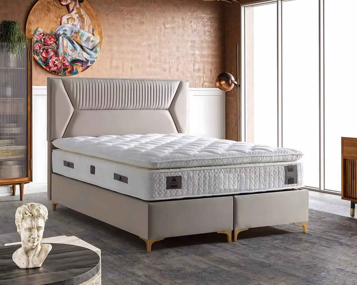 Elegantes beiges Bett mit Matratze aus Textil und Holz