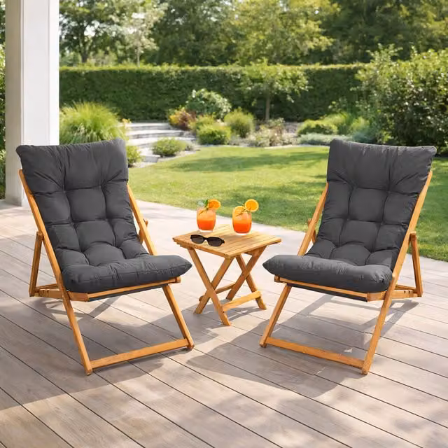 Set di 2 sdraio in legno con cuscini imbottiti grigi e tavolino per giardino e terrazza