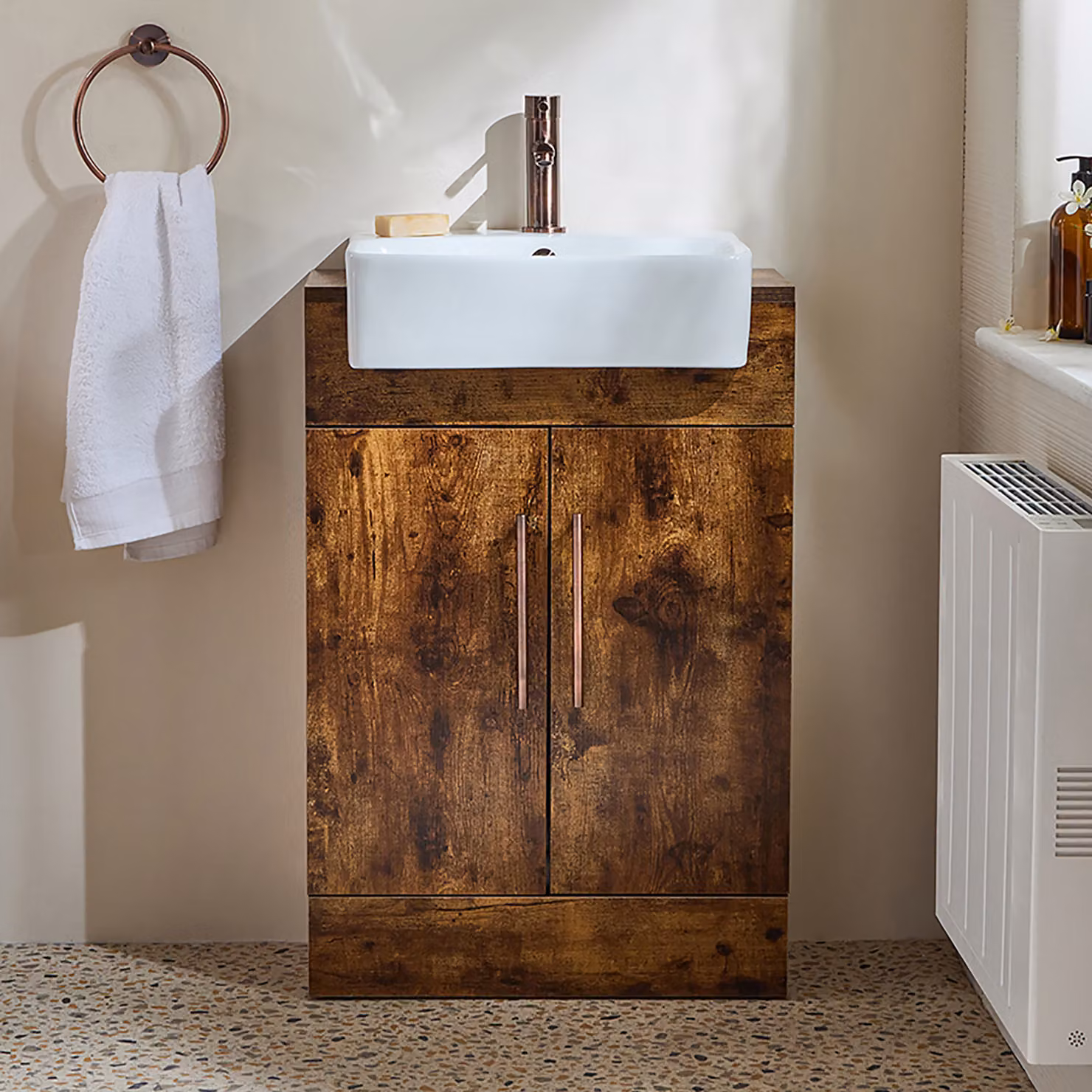 Mobile Bagno a Terra Rovere Scuro da 550mm con Lavabo e Maniglie con Barra a T in Bronzo Spazzolato - Cluo