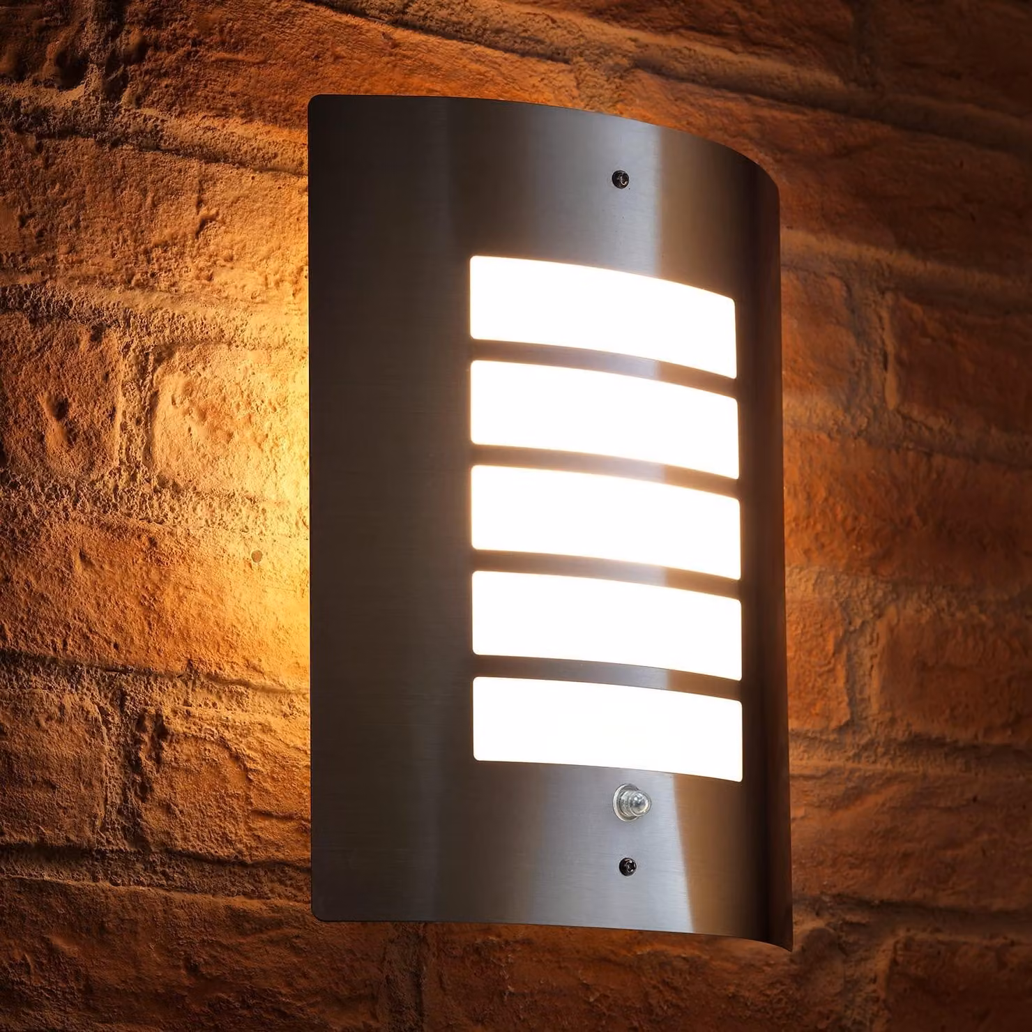 Lampada da parete con sensore di luminosità, colore argento, LED da 5W, grado di protezione IP44, flusso luminoso di 470 lumen