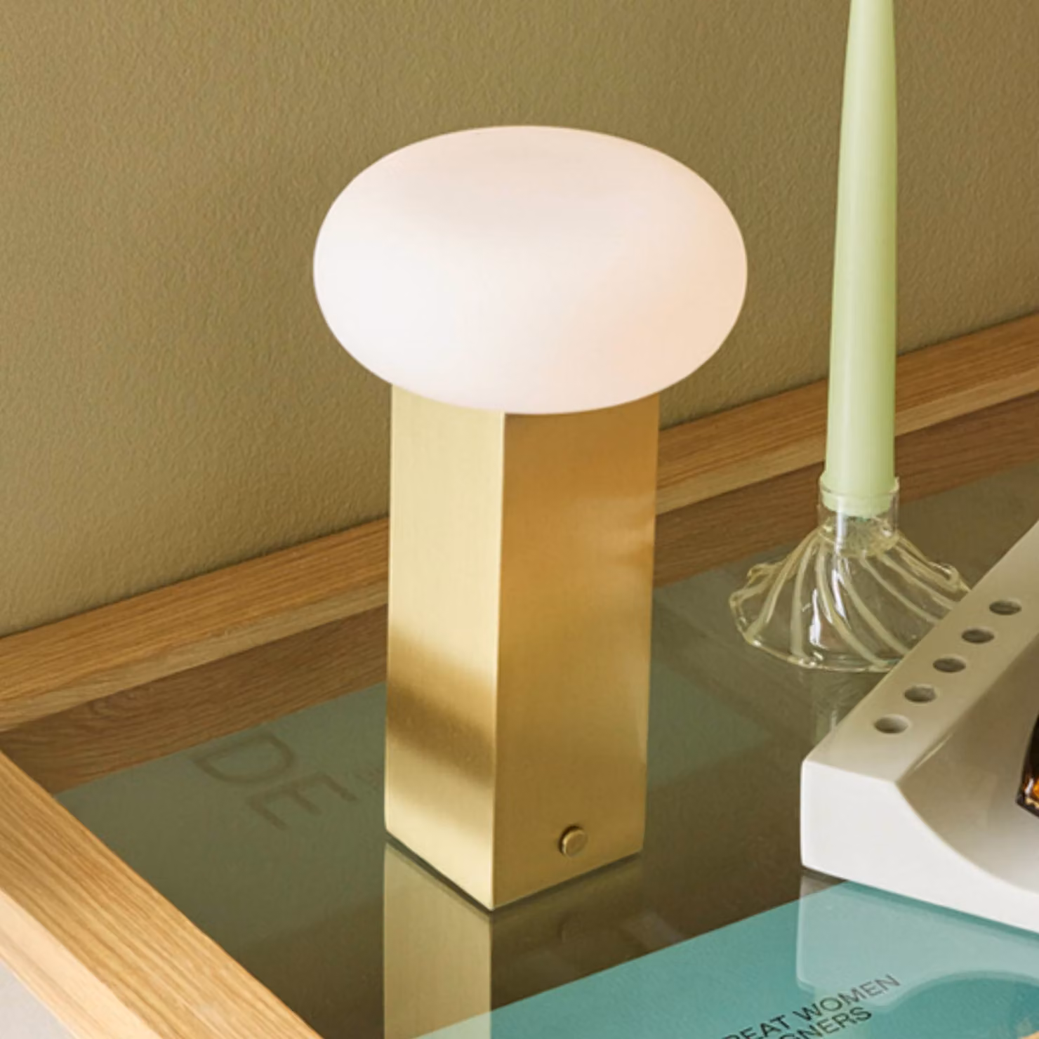 Hübsch Lampada LED da tavolo ricaricabile LOW, color ottone, altezza 20 cm, metallo dimmerabile, Ottone / Oro, Soggiorno / Sala da pranzo, Metallo, Moderno