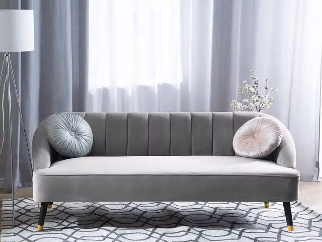 Divano a 3 posti BELIANI in velluto grigio con gambe in legno e cuscini inclusi L: 191 cm, P: 73 cm, H: 73 cm