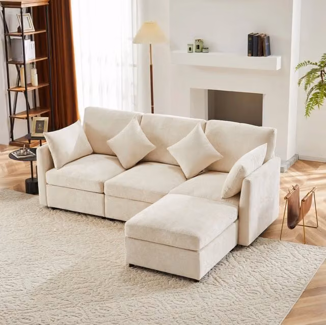 Divano modulare angolare 3-4 posti 216x161 cm con pouf e 4 cuscini in ciniglia beige HOMVRA